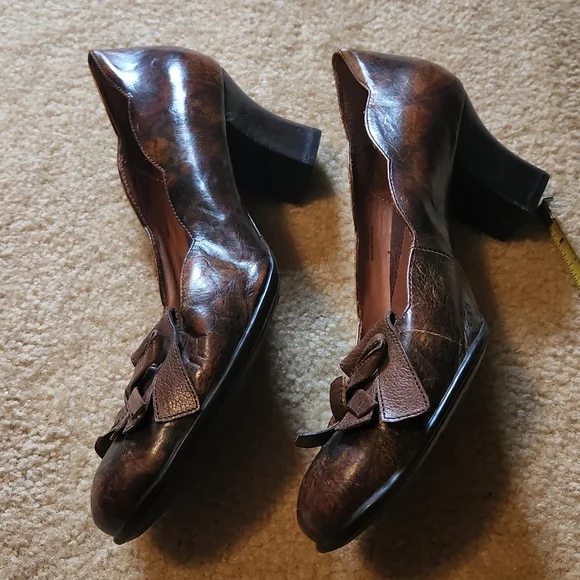 Antiqued Brown Tassel Heels - Picture 5 of 8